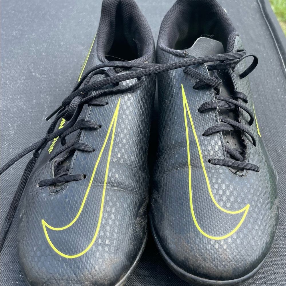 Nike phantom soccer cleats, US size 6